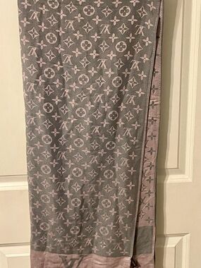 Louis Vuitton Monogram Reykjavik Reversible Shawl Scarf Pink & Grey LV Paris